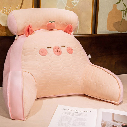 Perna Multifunctionala, Vivimall, Spatar pentru Pat, Protectie Lombara, Marime Medie, 60 x 40 cm, din Latex, Model Capybara cu Mar in Cap, Roz - vivimall.ro