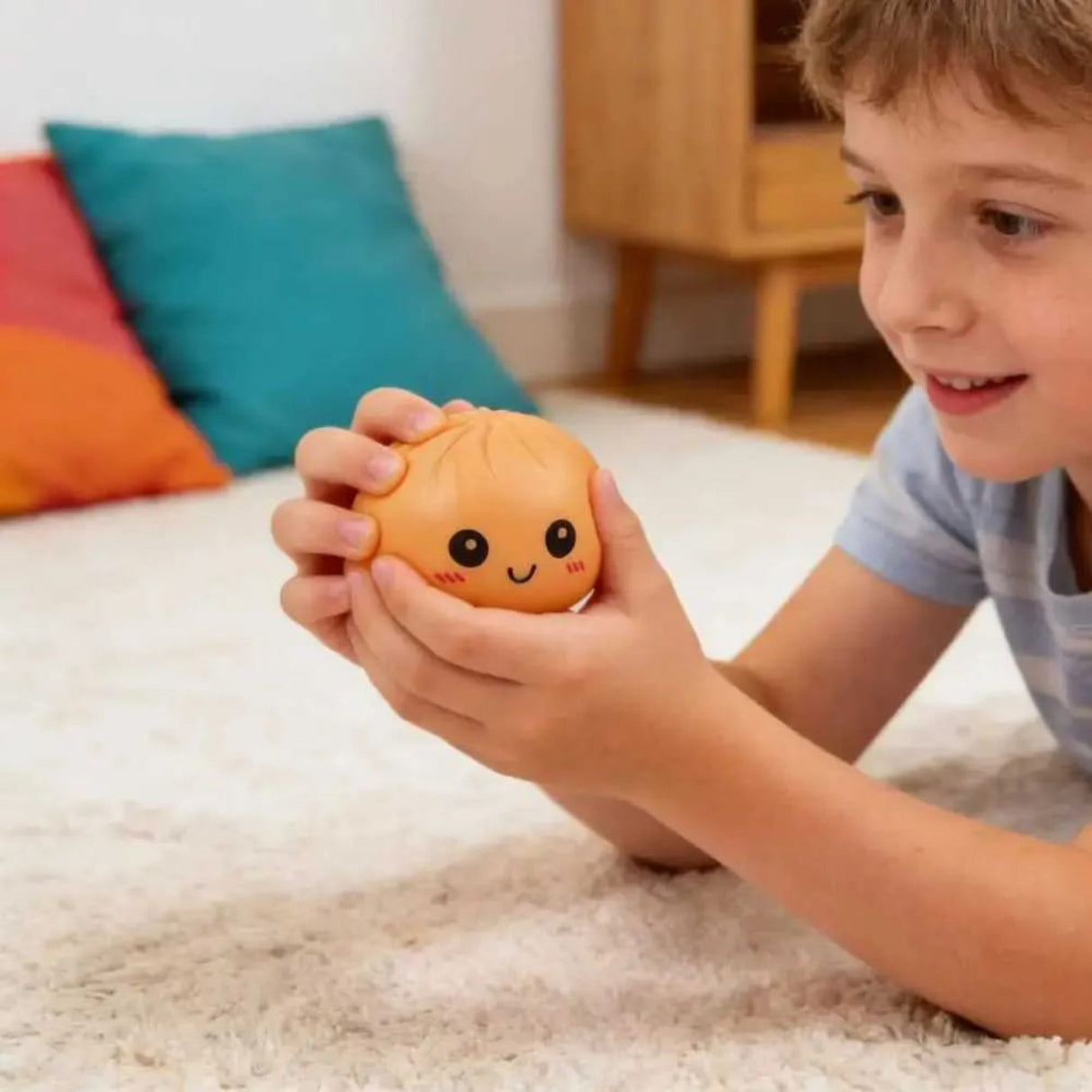 Jucărie antistres Flippy Gălușcă Squishy 8,5 cm galbenă, ținută în palmă pentru referință dimensiune
