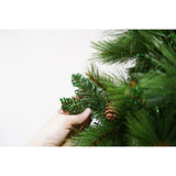 Brad artificial de Craciun, Decorat cu conuri de pin, pentru interior/exterior, inaltime 210 cm, diametru 114 cm, 1057 ramuri, Flippy, verde, suport metalic inclus - vivimall.ro