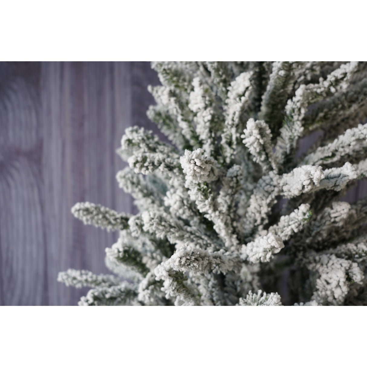 Brad Artificial de Craciun, Flippy, 1.8 m inaltime, Verde, Pulverizat alb-tip zapada, Diametru inferior 110 cm, Interior/ Exterior - vivimall.ro