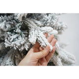 Brad Artificial de Craciun, Flippy, 1.8 m inaltime, Verde, Pulverizat complet alb-tip zapada, Interior/ Exterior, Bogat 512 ramuri - vivimall.ro