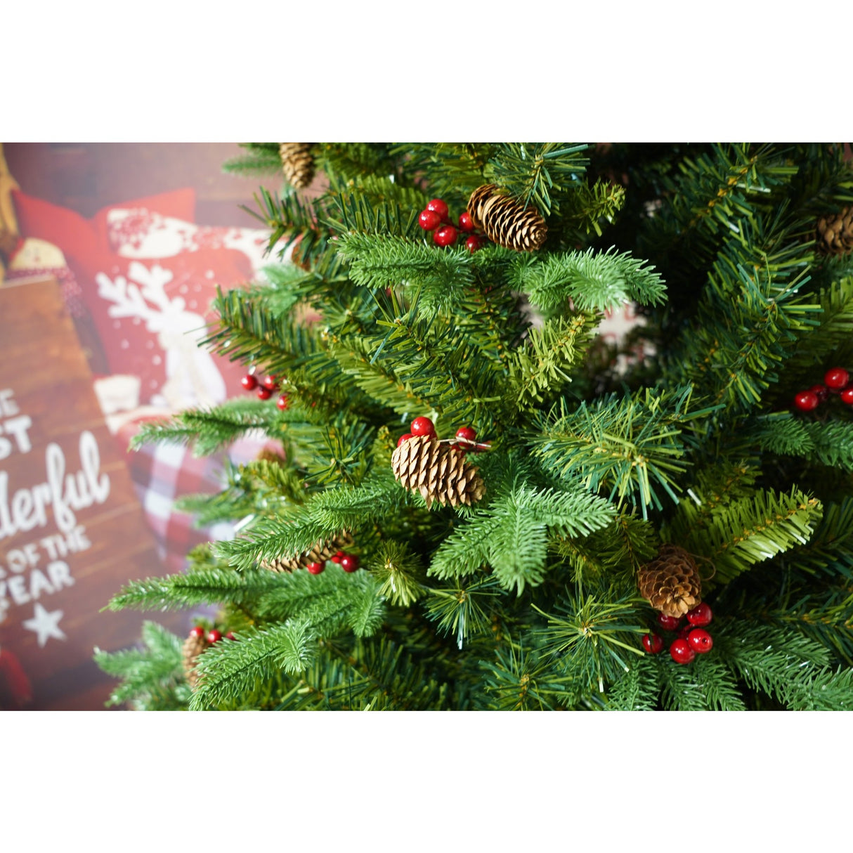 Brad Artificial de Craciun Bogat, Flippy, 1.80 m inaltime, 774 ramuri, Premium, Verde, Decorat cu 56 conuri pin rosii, Interior/ Exterior - vivimall.ro
