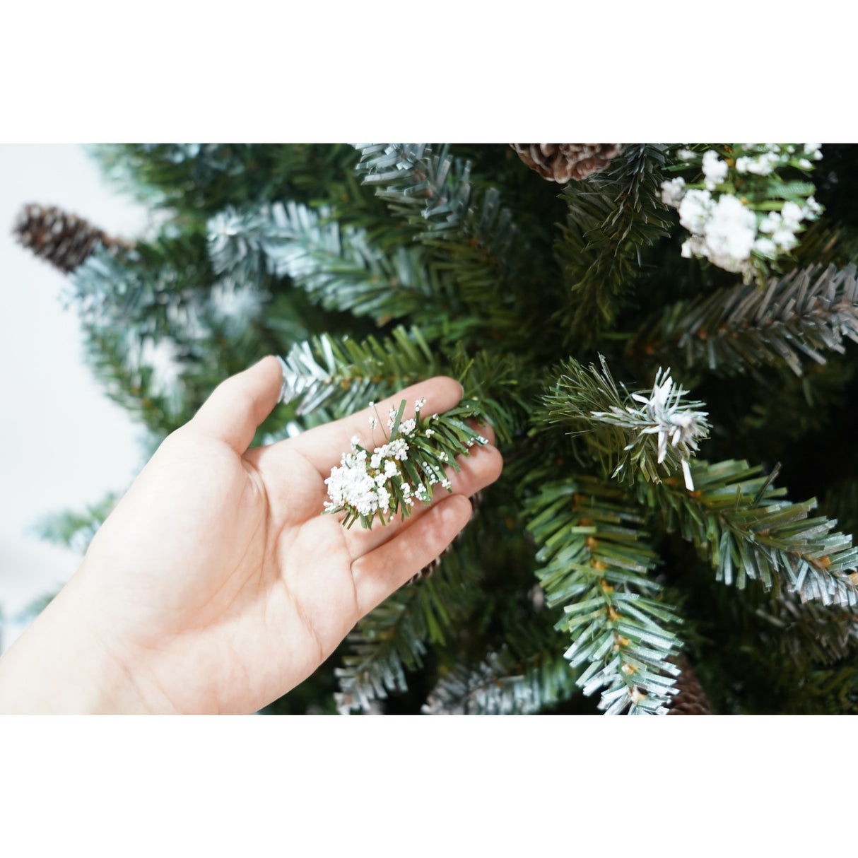 Brad Artificial bogat de Craciun, Flippy, 2.10 m inaltime, Verde, Pulverizat alb-tip zapada, Interior/ Exterior, 1266 ramuri - vivimall.ro