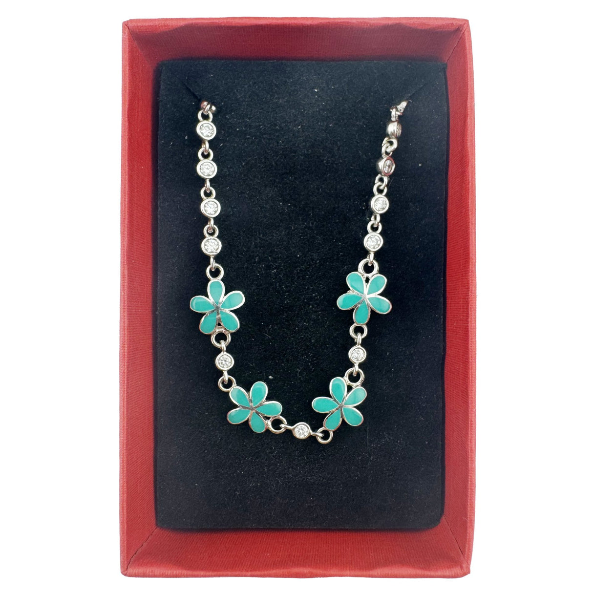 Detaliu model floare cu email verde și zirconiu pe brățară argint 925 Jolie, lungime 22 cm