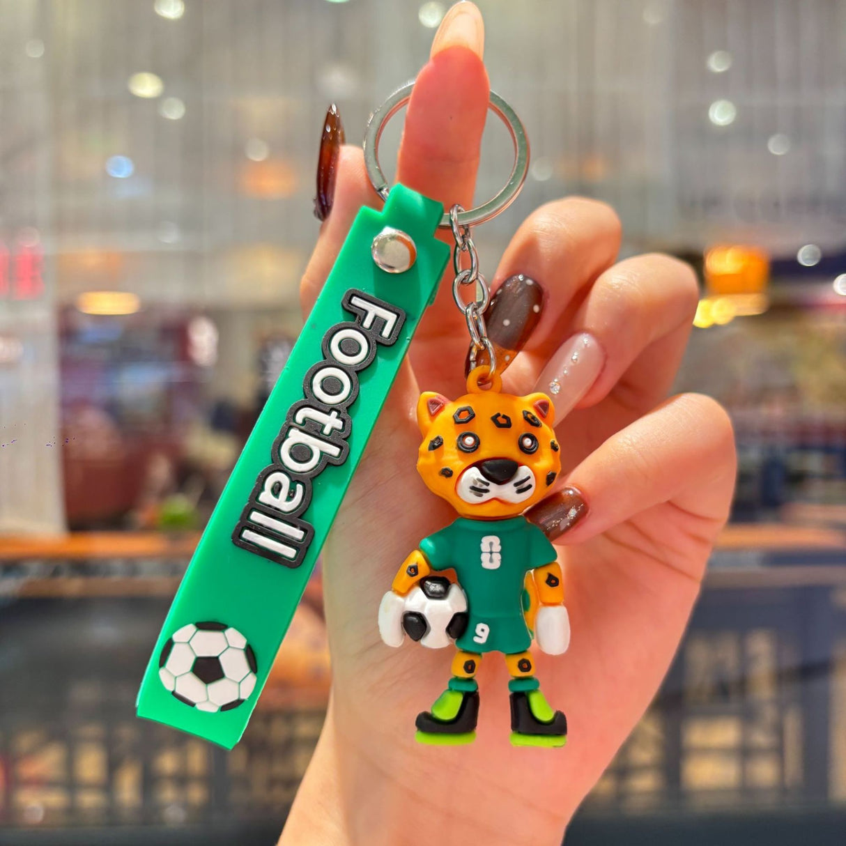 Detaliu textură cauciuc moale breloc Flippy mascotă fotbal verde, model Leopard