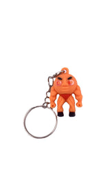 Breloc Flippy Muscle Man 4 cm portocaliu atașat pe un set de chei, perspectivă laterală