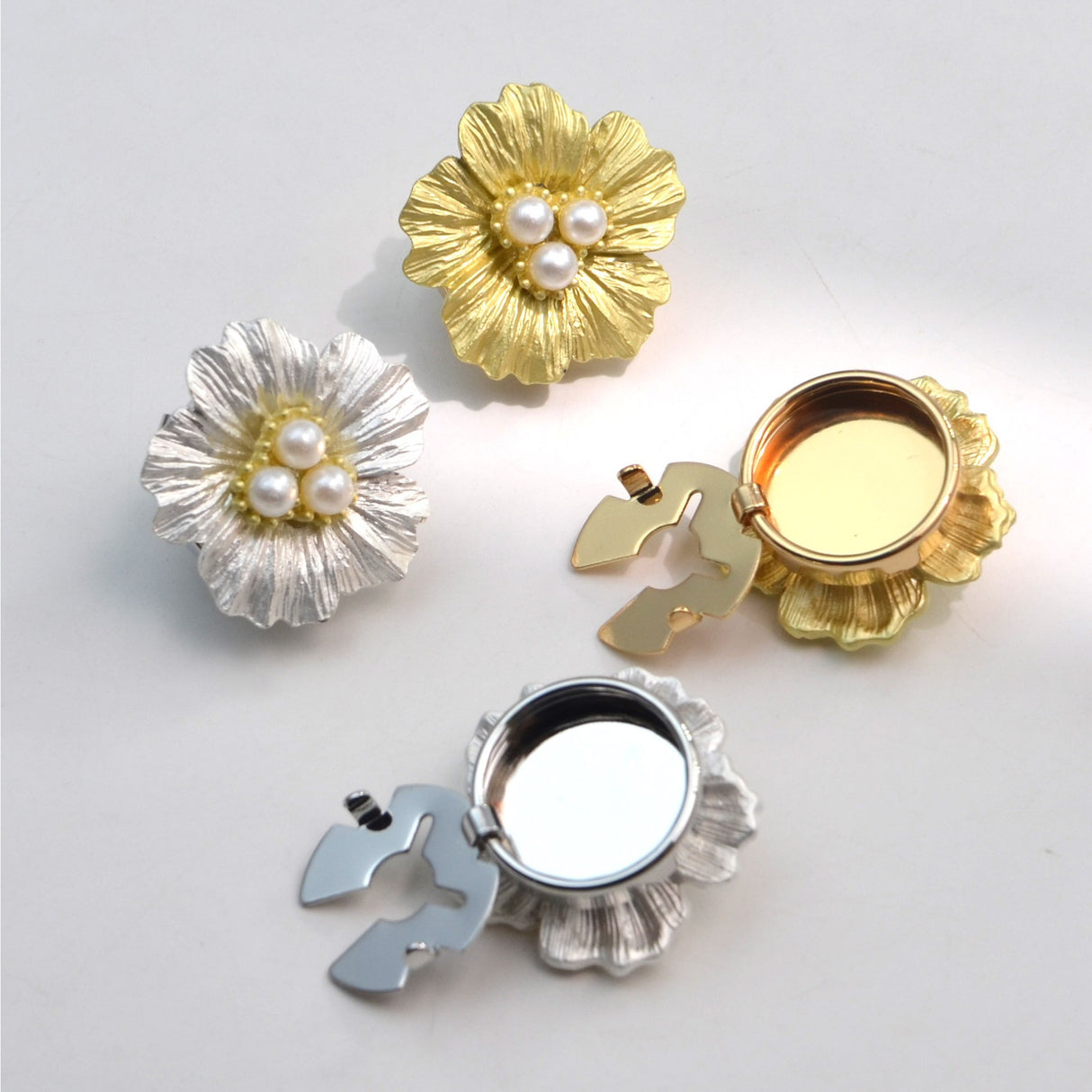 Accesoriu nasture floare cu perlă auriu utilizat pe bluză elegantă, stil lifestyle