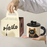 Cana din Ceramica, Vivimall, Model in Cutie pentru Cadou, Cana pentru Ceai, Cafea, Cana Retro Design Capac cu Figurina 3D, 9.5 x 8 x 8 cm, 360 ml, Bej, Print Pisica Maro Negru - vivimall.ro