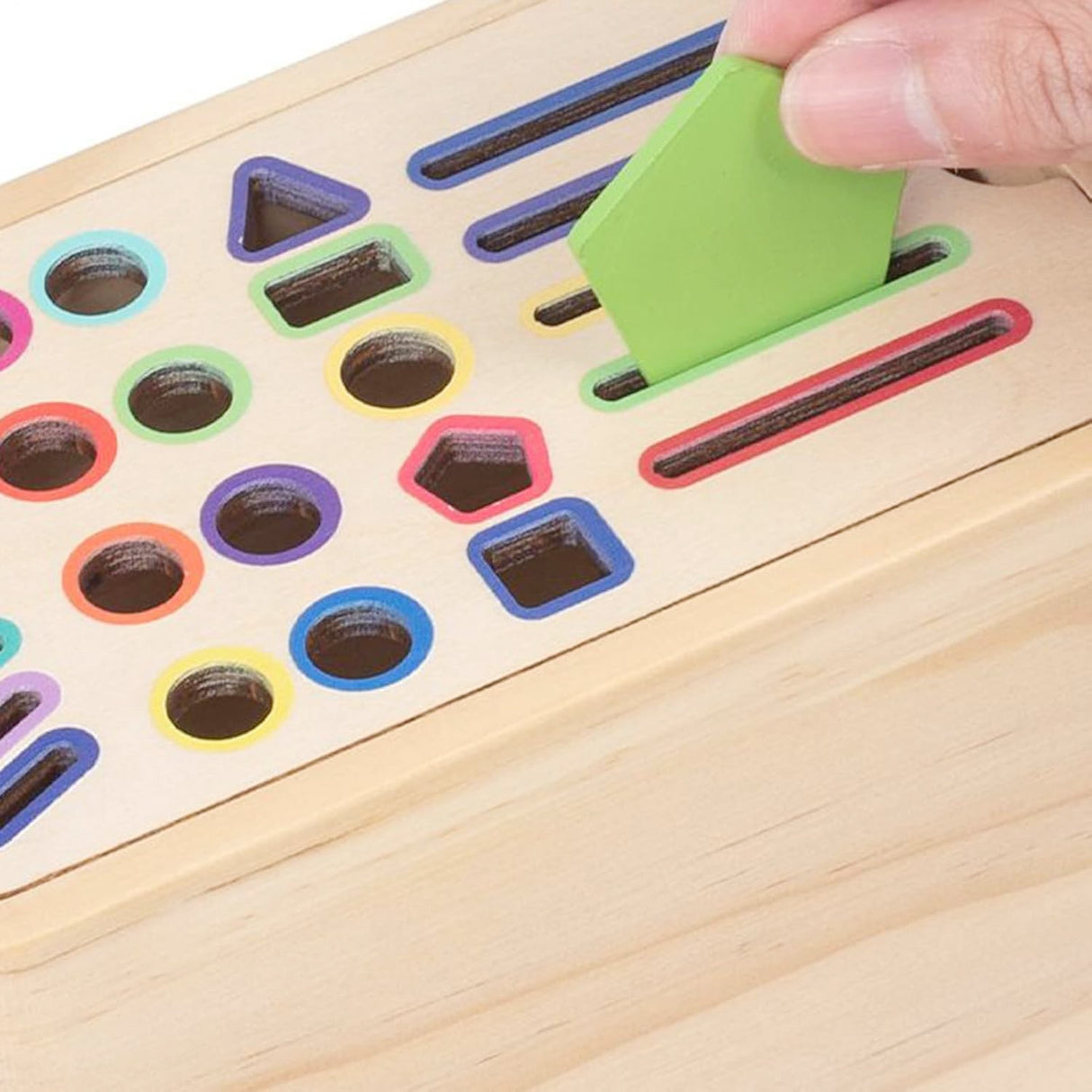 Piese colorate din lemn pentru joc de sortare Montessori Flippy, detaliu forme cerc și triunghi