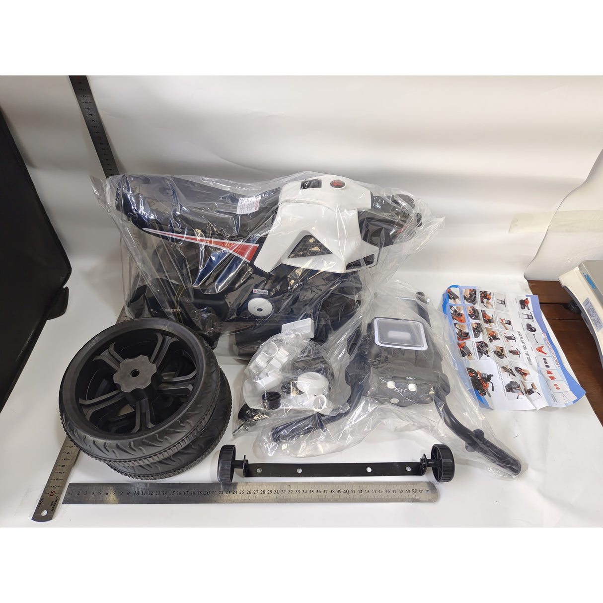 Motocicleta Electrica cu 2 Roti Mari si 2 Roti Ajutatoare, Vivimall, Acumulator Incarcare, Anti-Rasturnare, Lumini, Muzica, Motor:380, Baterie 6V4.5, 41.5x70x34 cm, 4.5 Kg, 3 Ani+, Alb Negru - vivimall.ro