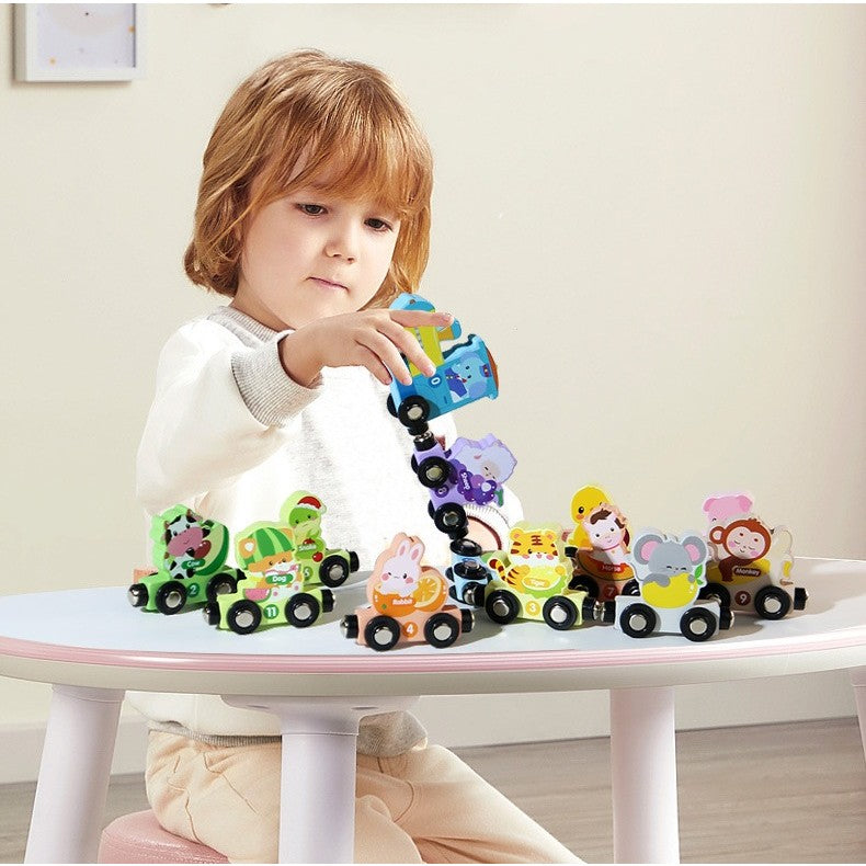 Copil asamblând trenulețul magnetic Flippy Zoo din lemn, joc educativ pentru +3 ani