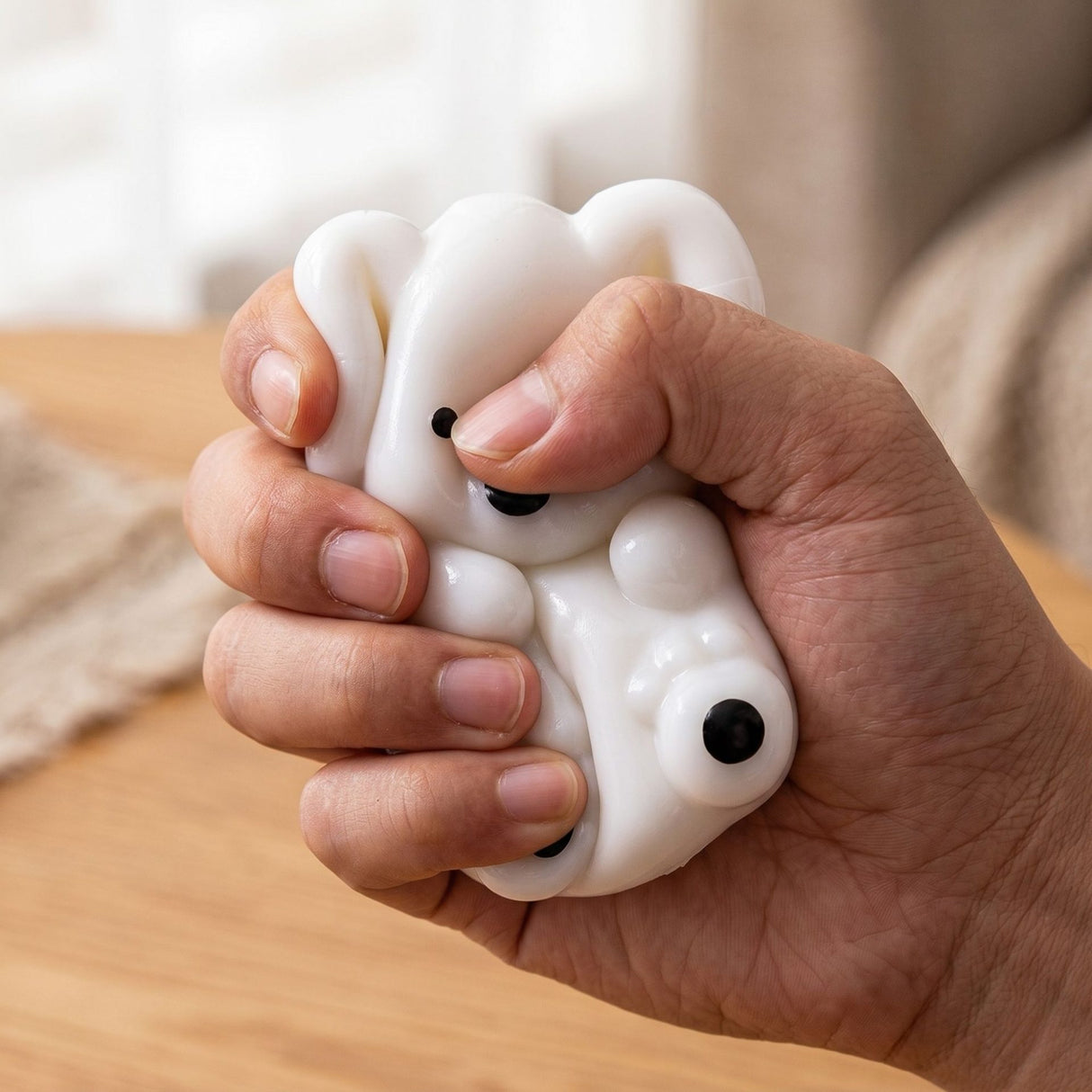 Jucărie squishy Flippy Koala kawaii alb, vedere laterală, design minimalist japonez