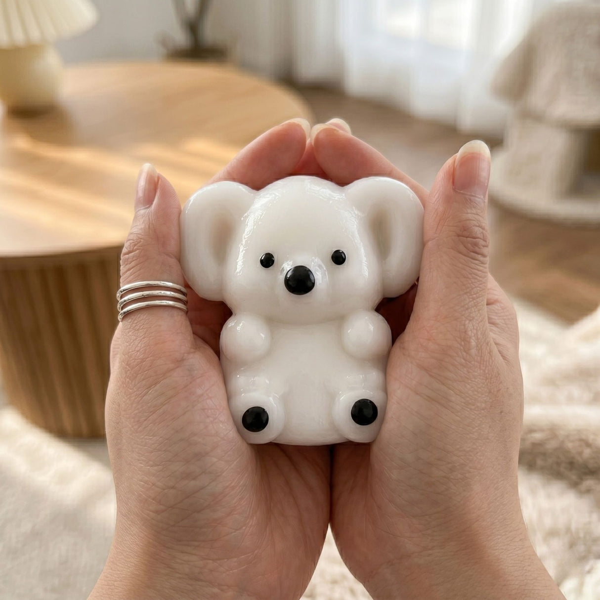 Detaliu textură soft-touch jucărie antistres Flippy Koala, suprafață gelatinoasă moale