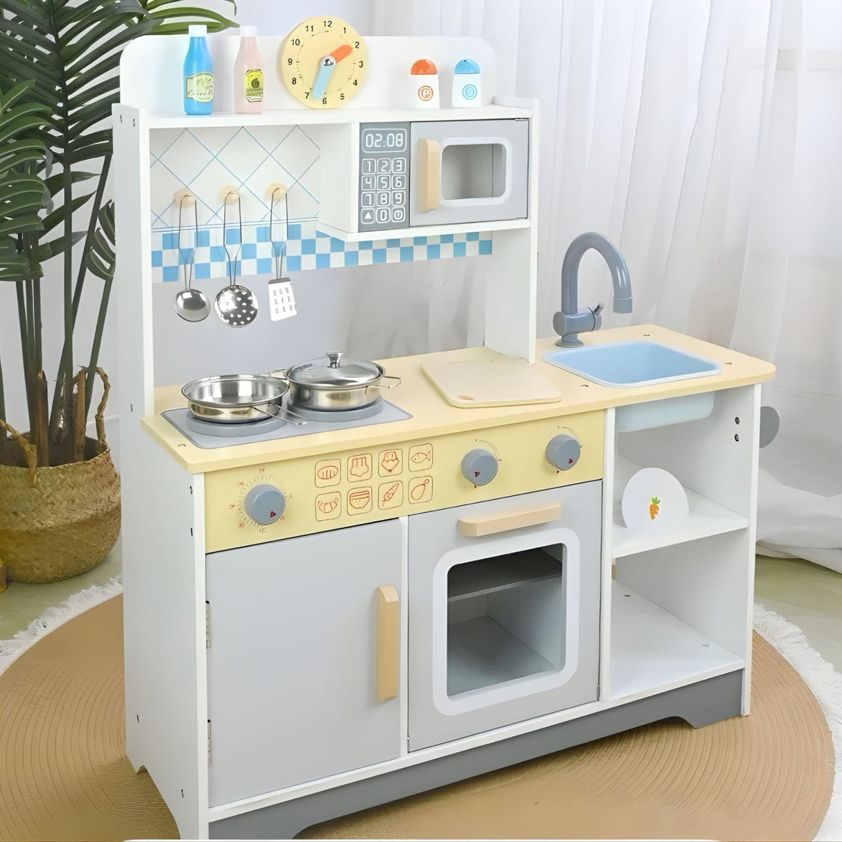 Copil jucându-se la bucătăria Flippy din lemn, stil Montessori, set complet cu 12 accesorii incluse