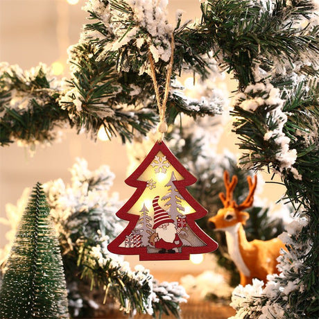 Ornament lemn Elf cu LED aprins pe brad de Crăciun, efect luminos multicolor