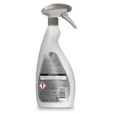 Flacon CIF Professional Washroom 0,75 L lângă o cadă de baie curată din ceramică albă