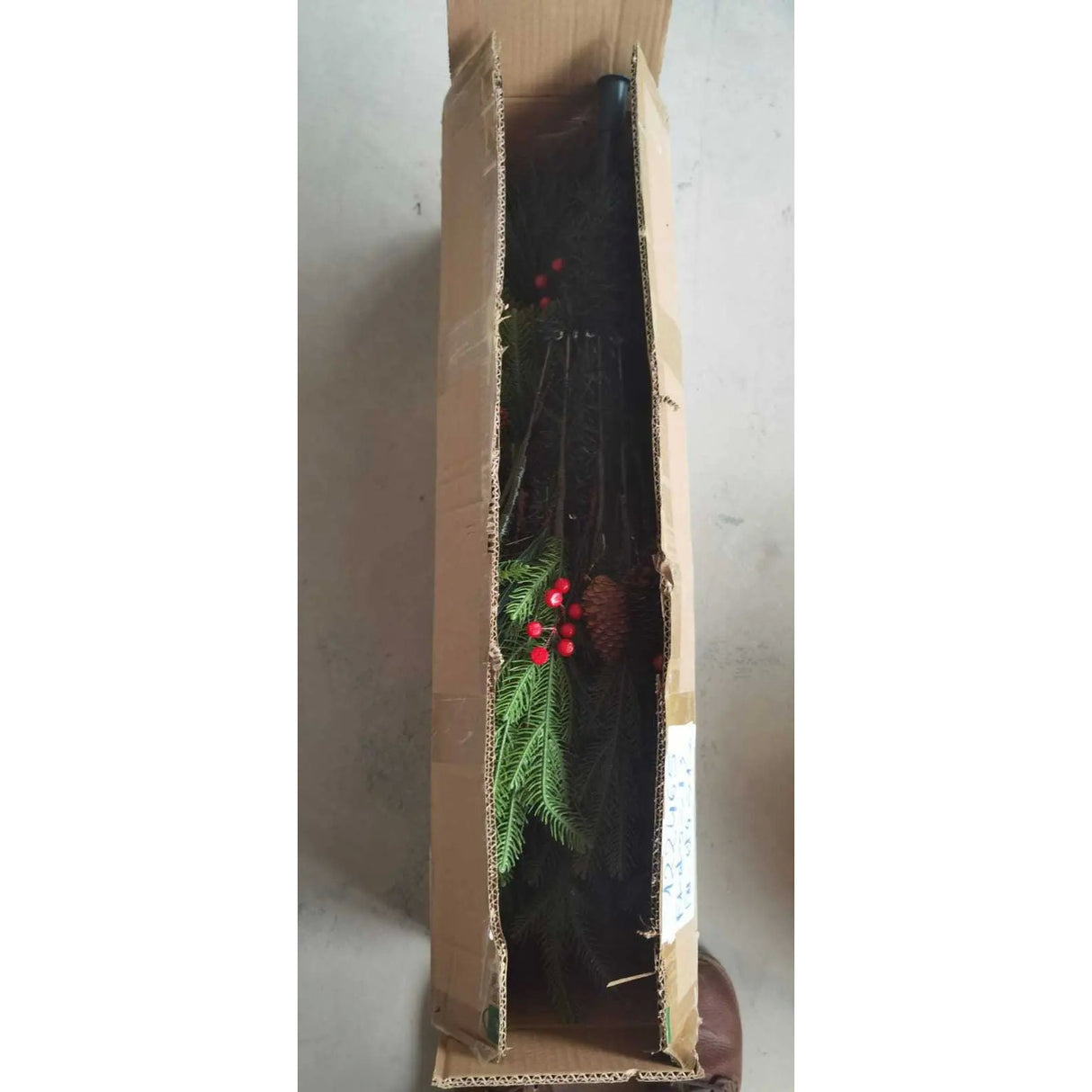 Coronita pentru Craciun Vivimall, diametru 20 cm, din brad artificial, decorata cu conuri si merisoare, inzapezit, Verde/Alb, Resigilat - vivimall.ro