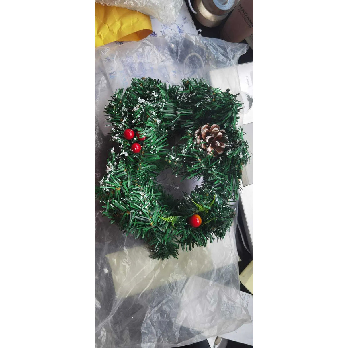 Coronita pentru Craciun Vivimall, diametru 20 cm, din brad artificial, decorata cu conuri si merisoare, inzapezit, Verde/Alb, Resigilat - vivimall.ro