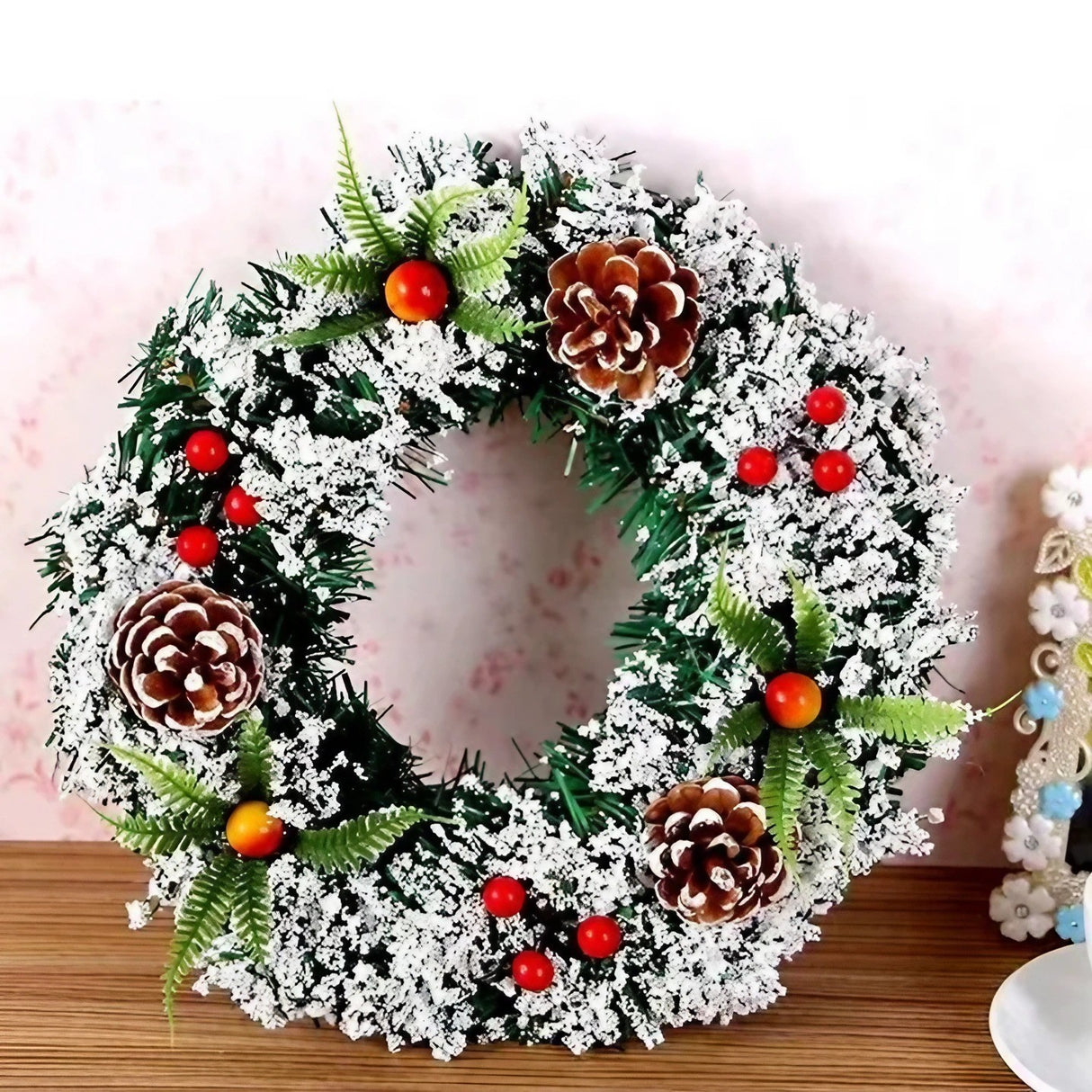 Coronita pentru Craciun Vivimall, diametru 40 cm, din brad artificial, decorata cu conuri si merisoare, inzapezit, Verde/Alb - vivimall.ro