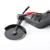 Cutit pizza creativ Vivimall, in forma de motocicleta, cu suport pentru cutit, 21.5 x 9.5 cm, otel/PP, negru - vivimall.ro