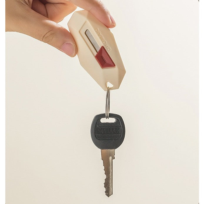 Cutter pentru Cutii, Vivimall, Varf Rotunjit si Zimtat, Tip Breloc, 6.5x3.5 cm, Crem - vivimall.ro