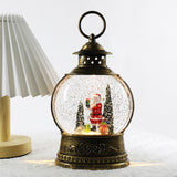 Detaliu figurină Moș Crăciun cu sac cadouri în interiorul felinarului decorativ vintage