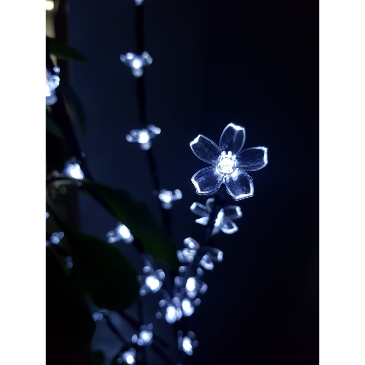 Decoratiune Luminoasa Crenguta Cu Baterii 72 Led -Uri Flori Rece
