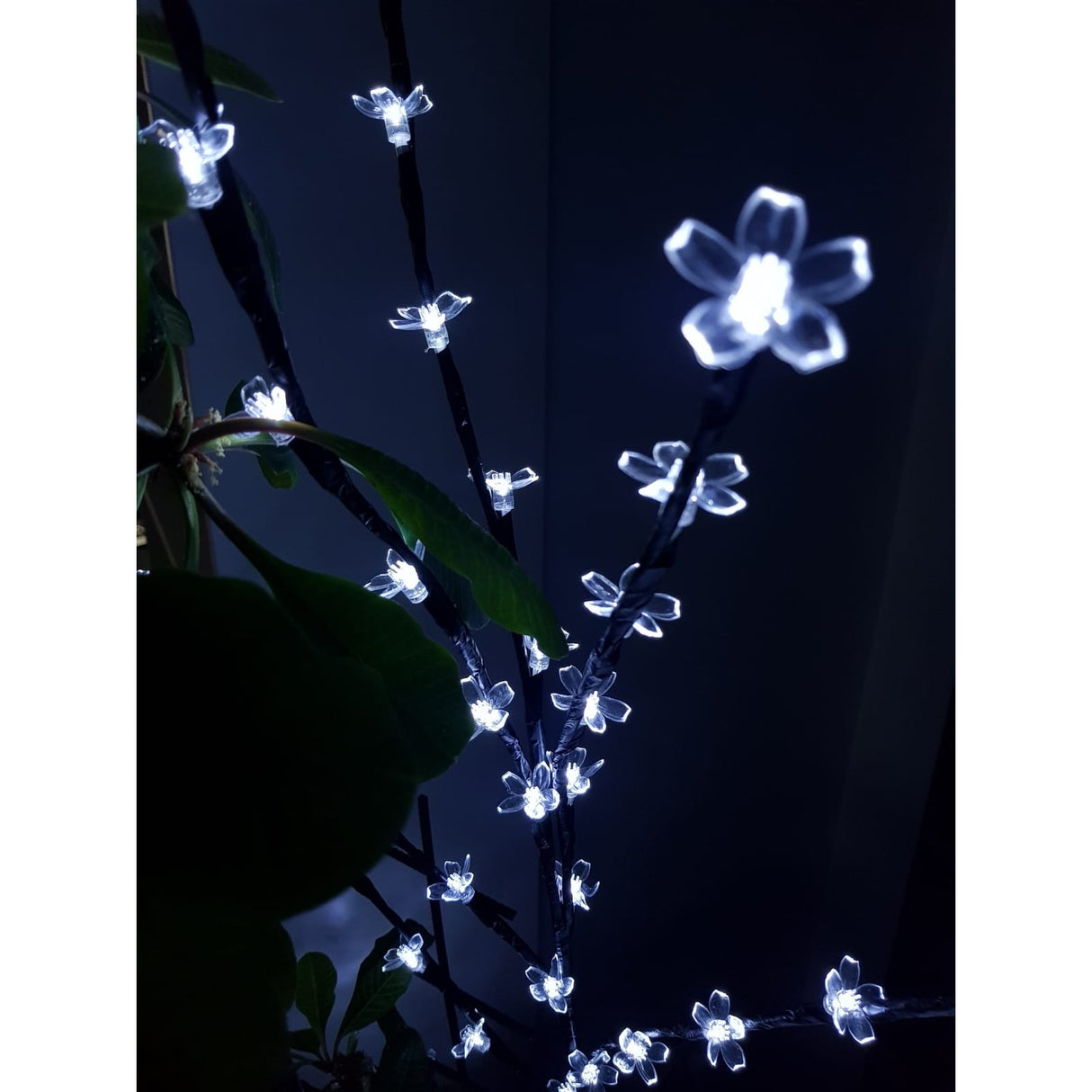 Decoratiune Luminoasa Crenguta Cu Baterii 72 Led -Uri Flori Rece