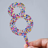 Detaliu topper cifra 8 cu fulgi de sclipici multicolori pe acrilic transparent, efect strălucitor festiv