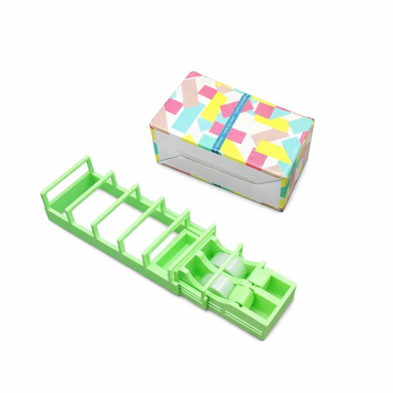 Suport bandă adezivă verde din plastic în poziție extinsă, 42,2 x 7,7 x 6,3 cm, detaliu mecanism tăiere
