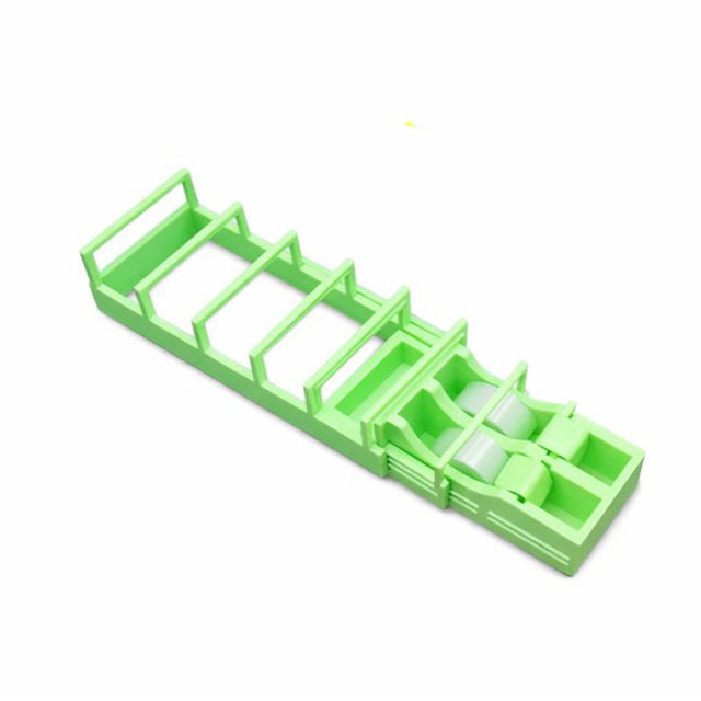 Dispenser bandă adezivă verde din plastic, vedere frontală, dimensiuni 15,5 x 7,7 x 7,4 cm