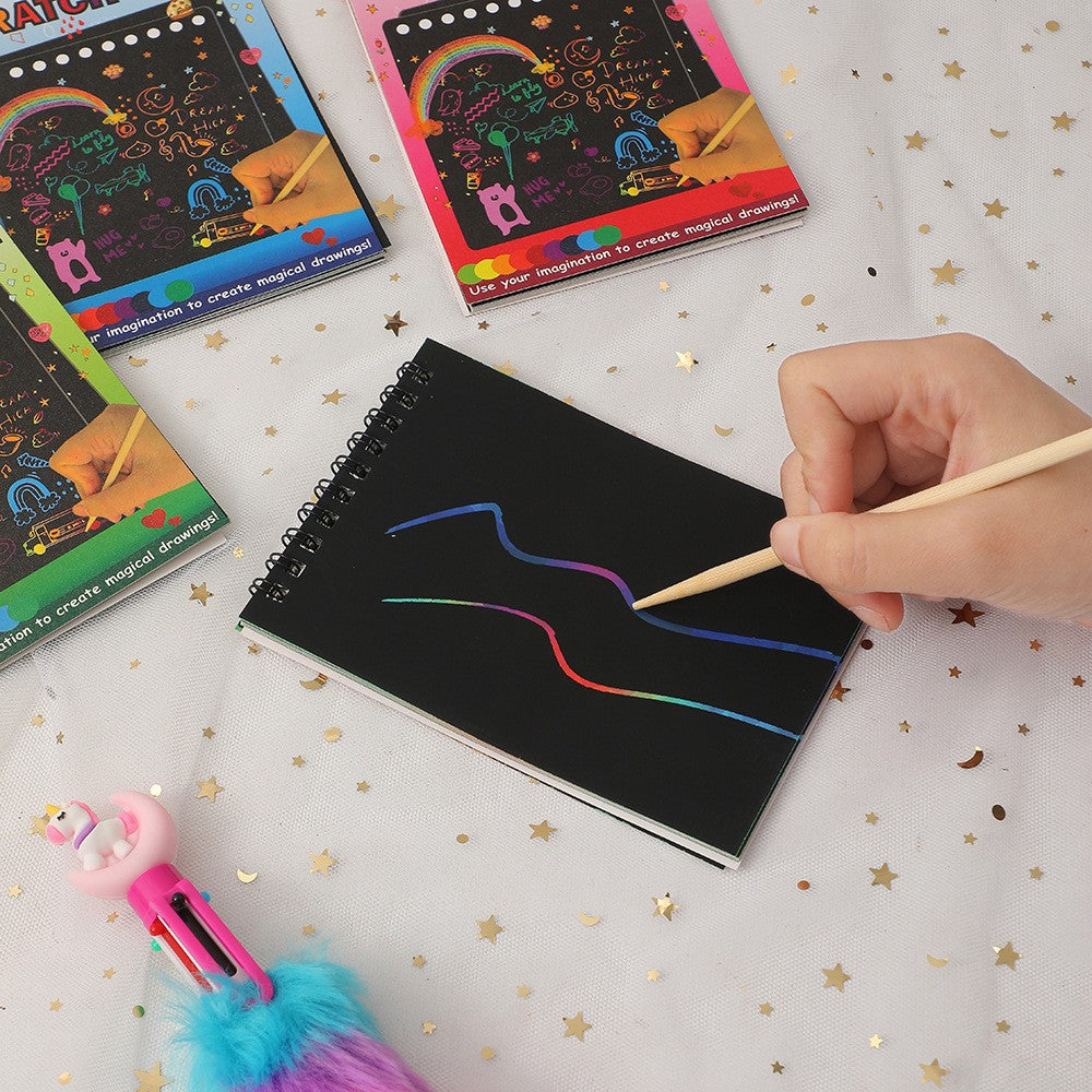 Caiet Cu Fise Razuibile Diy Magic Scratch, 12 File, Curcubeu, Creion Din Lemn, Cartonase Negre, 14 X 10 Cm