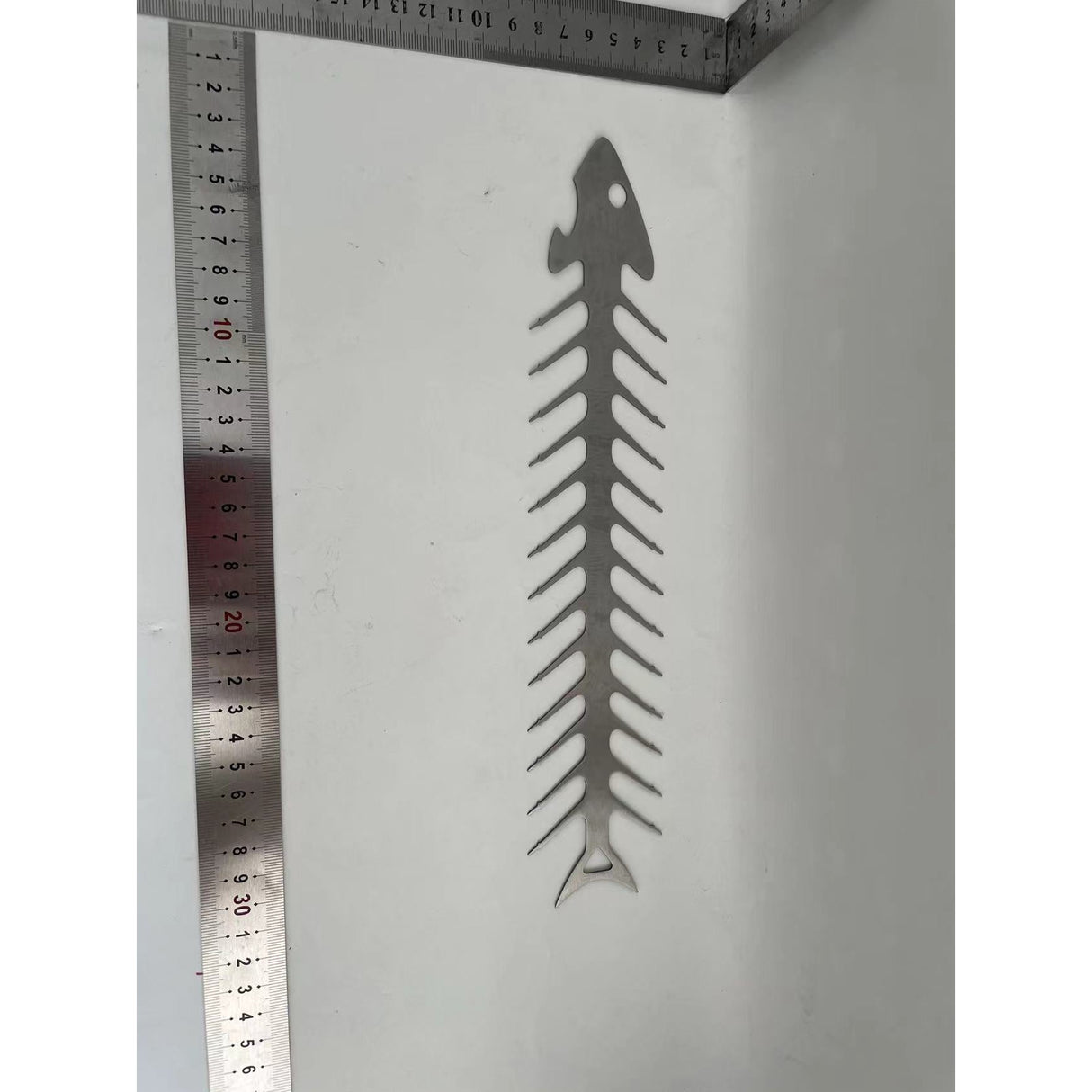 Forma pentru Frigarui, Vivimall, Model Oase de Peste, din Otel Inoxidabil, Instrument pentru Gratar, BBQ, cu Deschizator de Sticle, 30x6 cm, Argintie - vivimall.ro