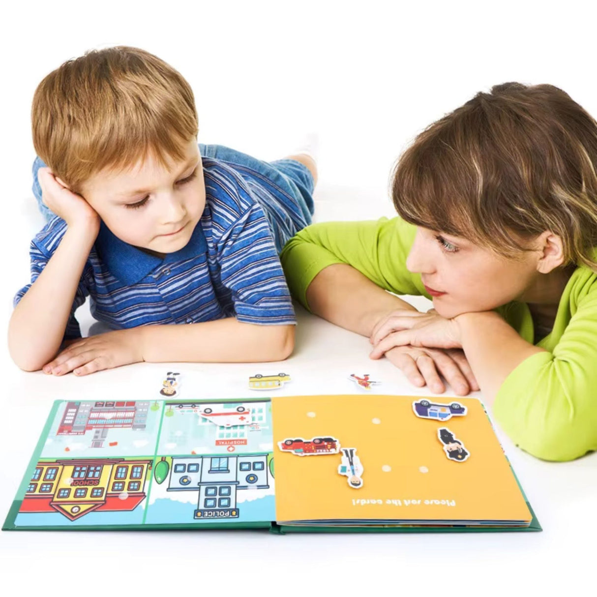 Quiet Book Flippy deschis, detaliu pagini cu stickere velcro multicolor și exerciții logice Montessori