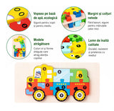 Copil mic manipulând puzzle lemn 3D Flippy vehicul construcții, joc Montessori educativ