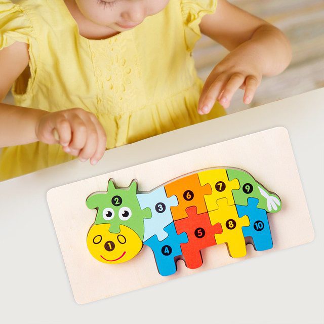 Cele 11 piese ale puzzle-ului din lemn Flippy vacuță, culori vibrante, vopsea ecologică, detaliu componente