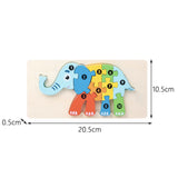Copil mic așezând piesele puzzle-ului Montessori Flippy elefant, coordonare mână-ochi