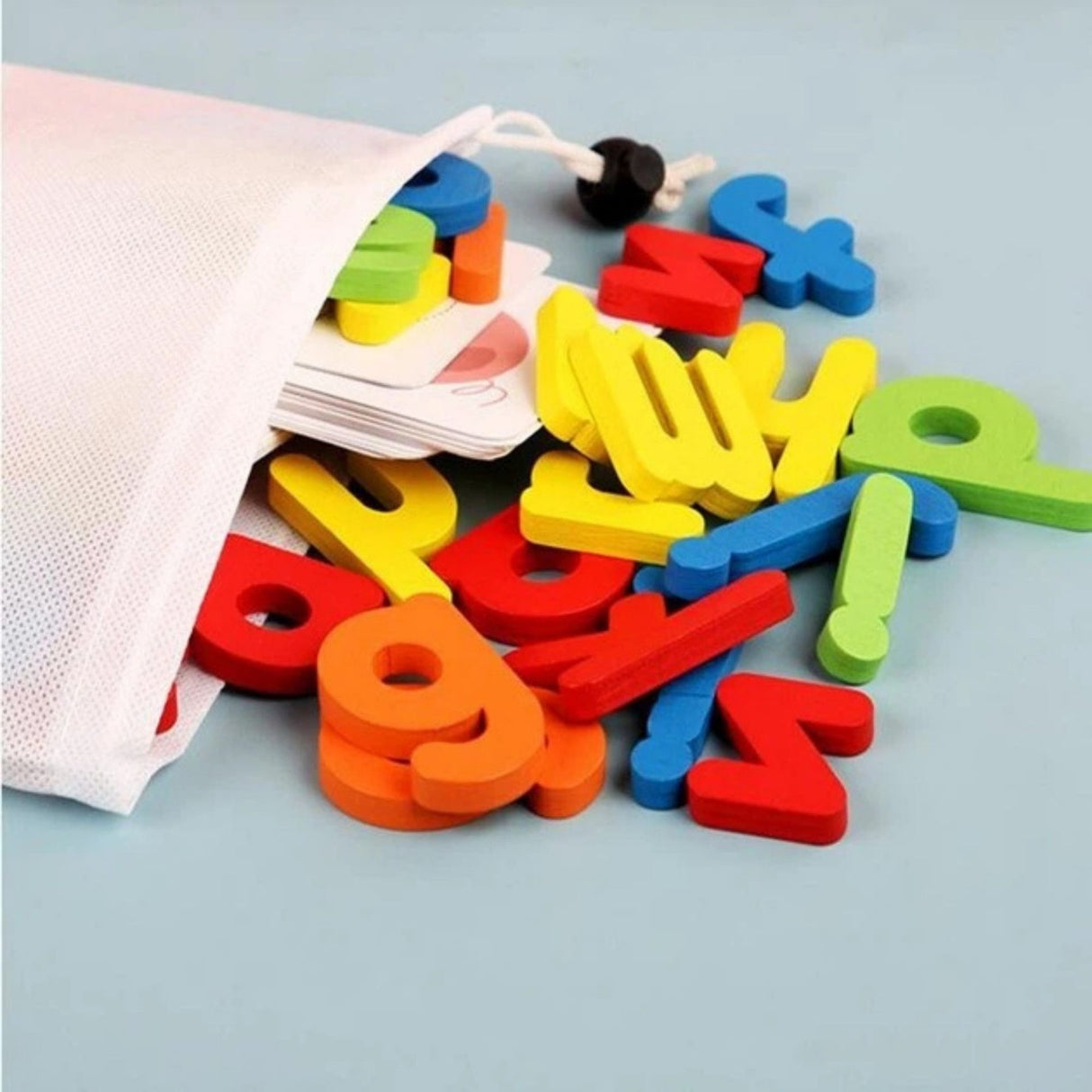 Copil de 3 ani formând cuvinte cu literele din lemn Flippy Spelling Game, activitate Montessori