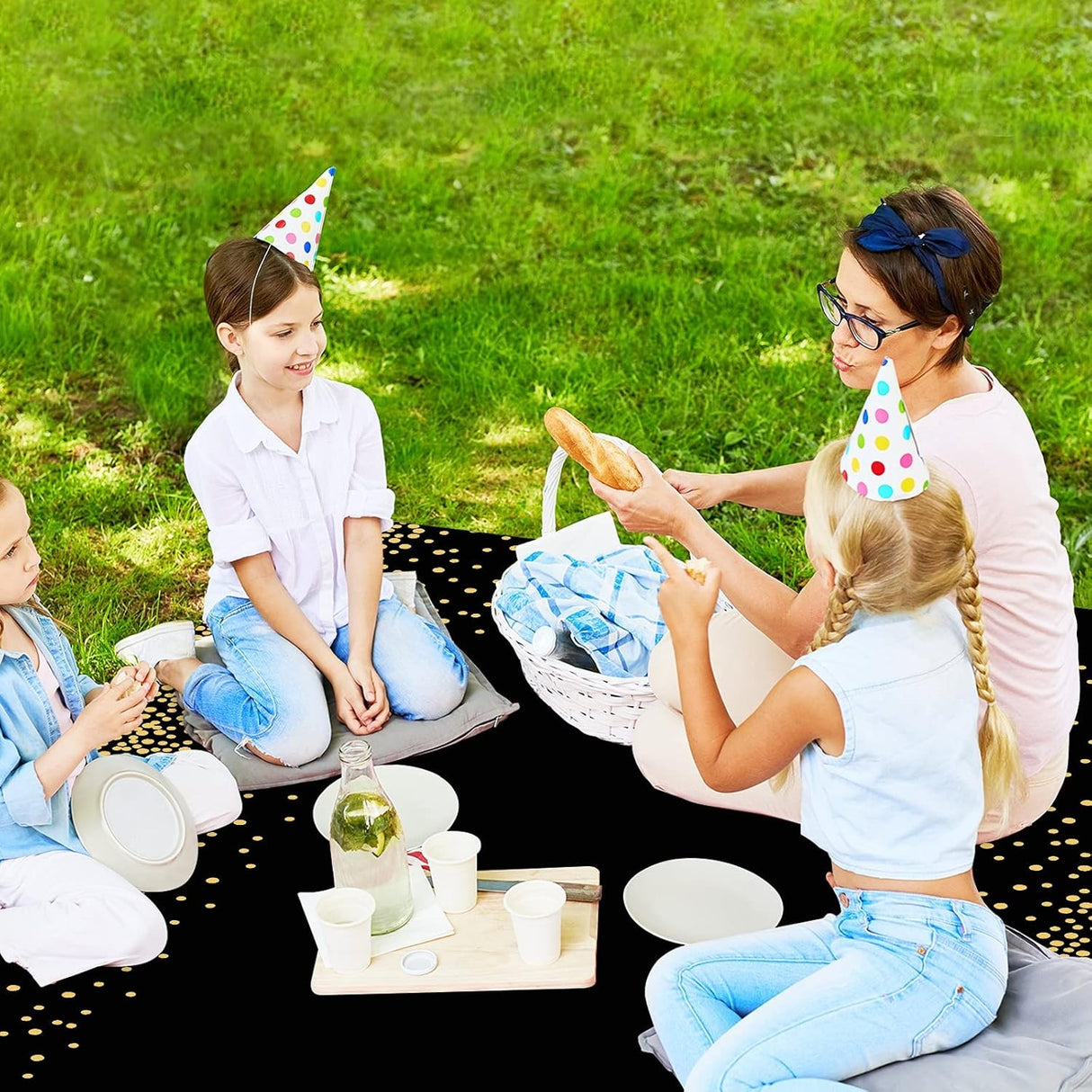 Fata de Masa, Vivimall, din PEVA, Imprimeu Buline Aurii, 137 x 274 cm, Impermeabila, Fara Pete, Curatare Rapida, Negru