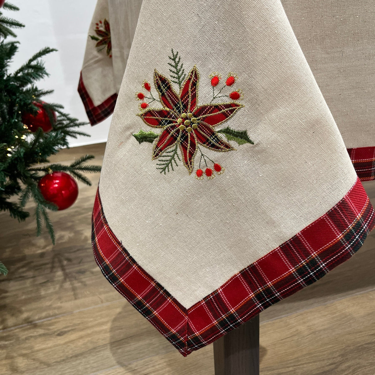 Fata De Masa Material In Brodat, Cu Motive Florale De Craciun, Crem - vivimall.ro