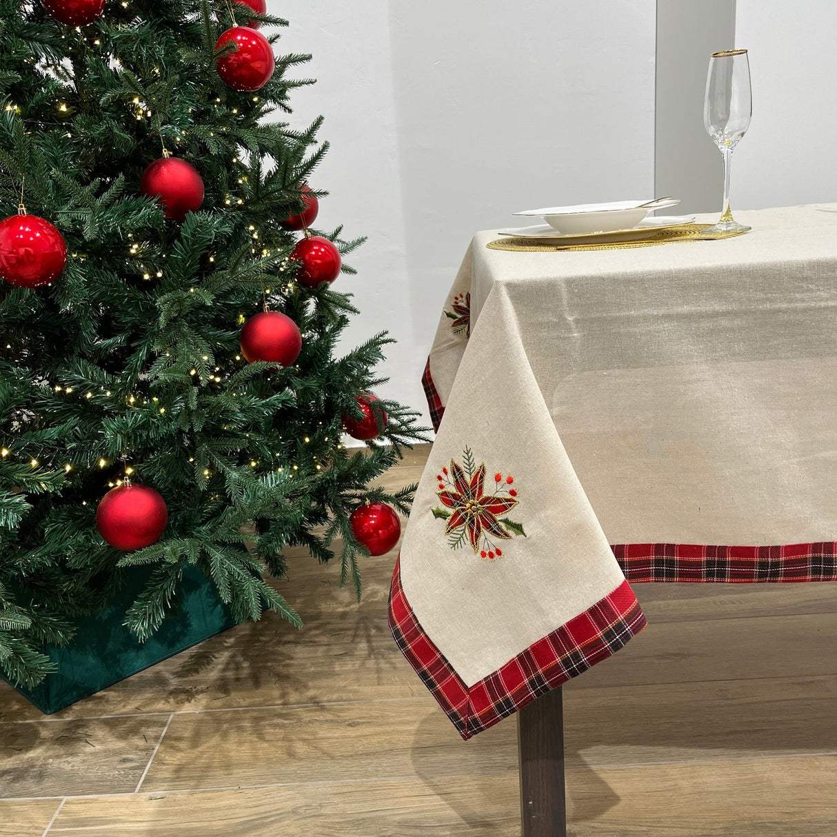 Fata De Masa Material In Brodat, Cu Motive Florale De Craciun, Crem - vivimall.ro