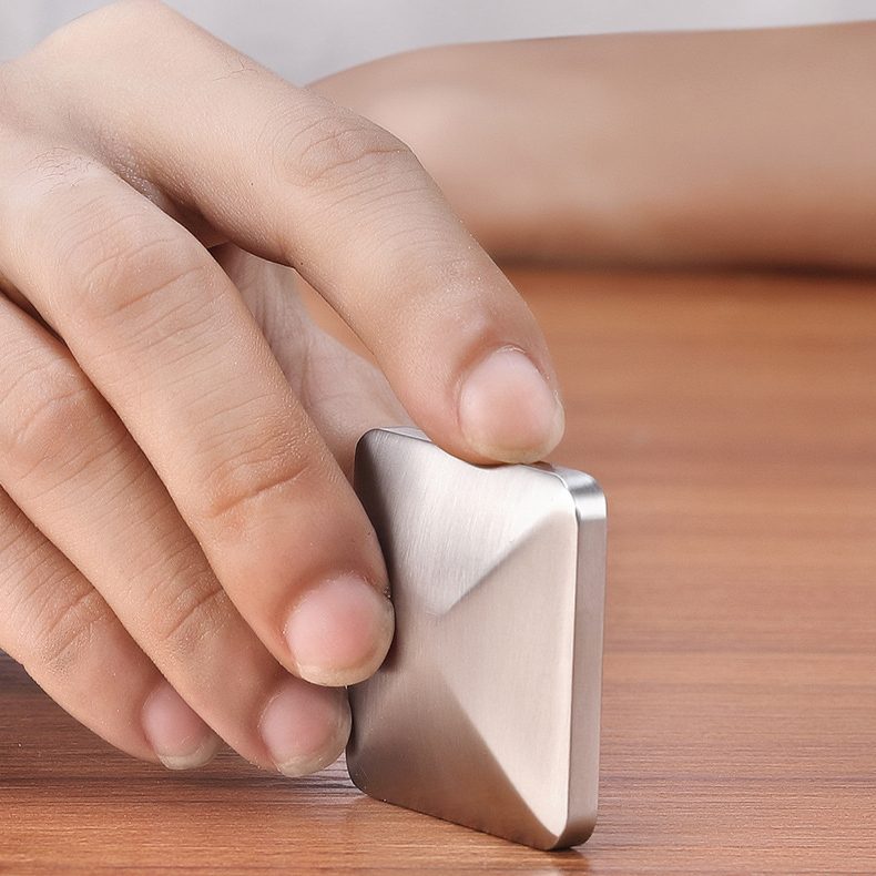 Detaliu suprafață Fidget Spinner Flipo Flip Silver, finisaj aliaj zinc lucios, unghi apropiat
