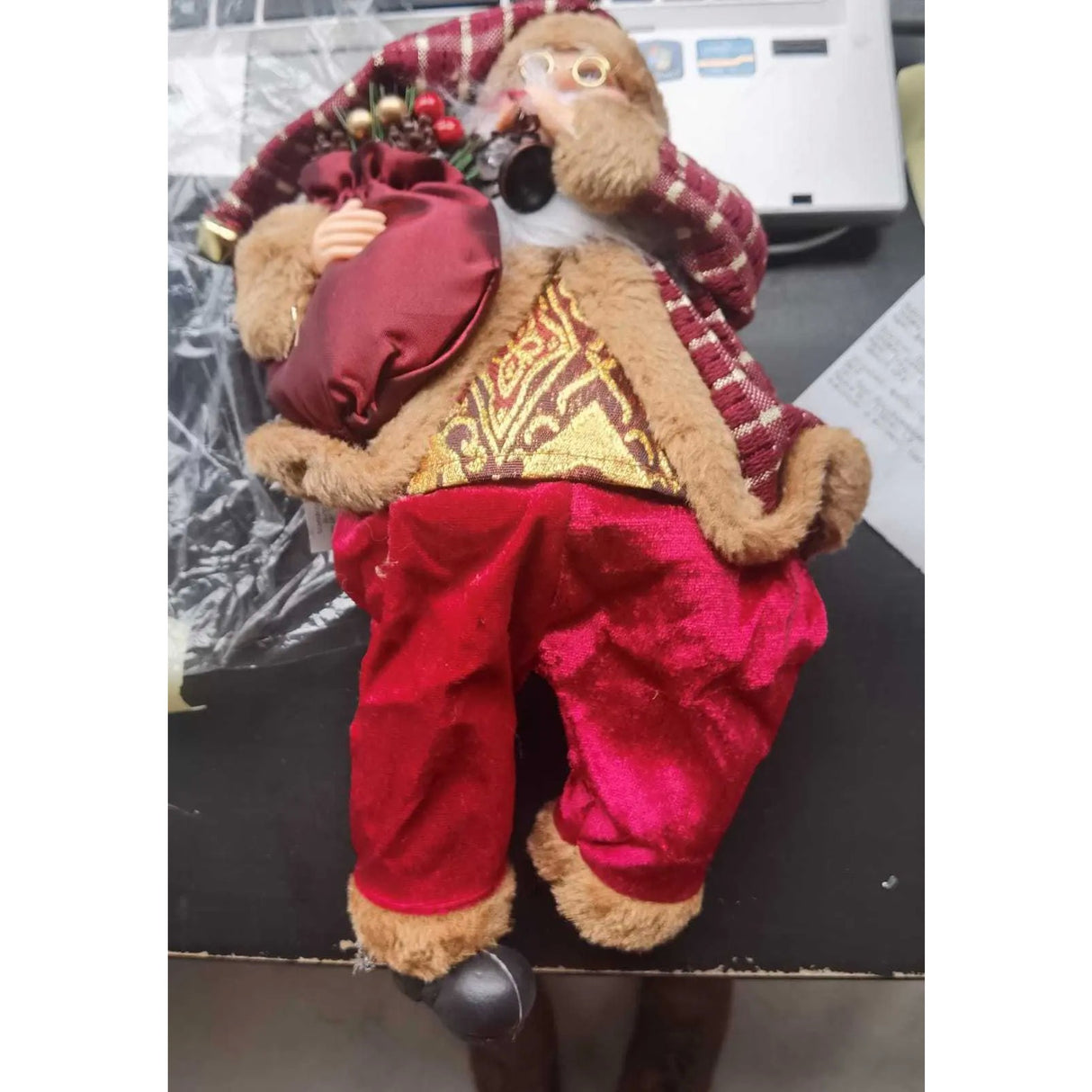 Figurina Decorativa Craciun, Mos Craciun Asezat Cu Sac Si Felinar, Material Plastic+Textil, Interior/Exterior, Rosu/, Resigilat - vivimall.ro