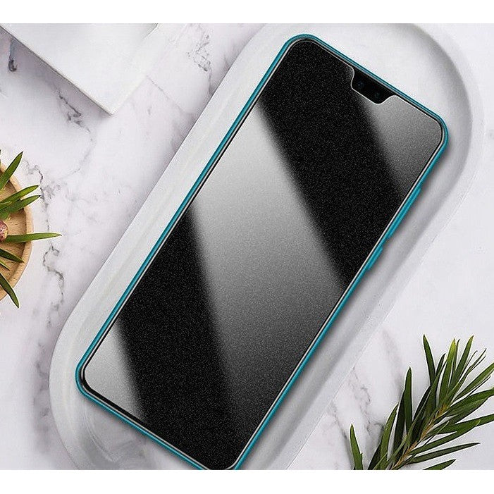 Detaliu margine neagră folie privacy iPhone 15, decupare laser precizie, full screen