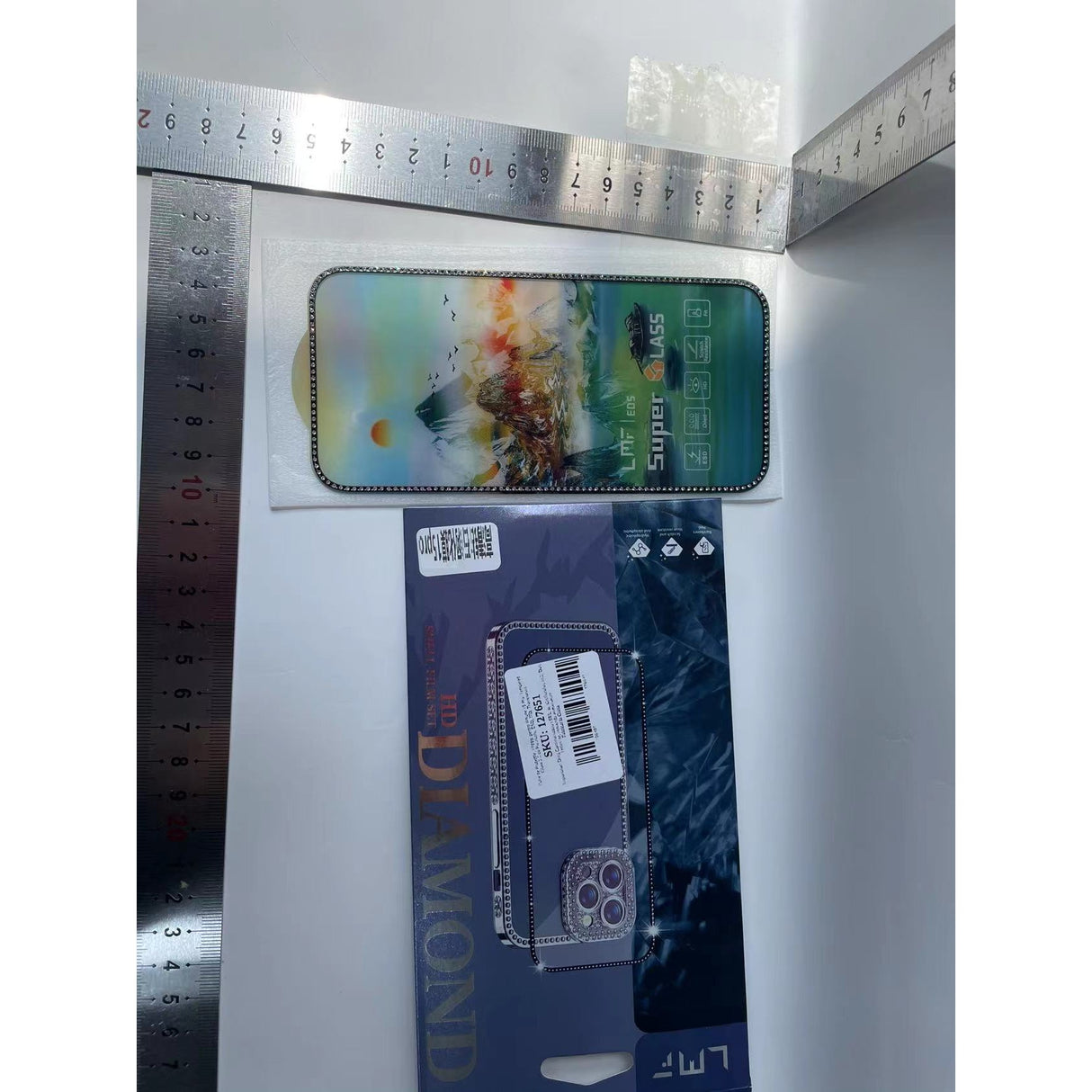 Folie Tempered Glass 2.5D pentru iPhone 15 Pro, ambalaj și conținut pachet, vedere de ansamblu