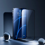 Detaliu tratament anti-amprentă și oleofob folie sticlă 6D pentru iPhone 15