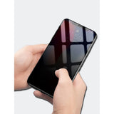 Folie privacy iPhone 15 aplicată pe ecran, unghi de confidențialitate 30°, efect jaluzea activ