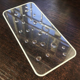 Folie iPhone 15 Pro Luminous aplicată pe ecran, finisaj mat anti-amprentă, detaliu margine neon silicon