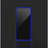 Folie iPhone 15 Pro Max cu margine fosforescentă neon silicon albastru, aplicată pe ecran