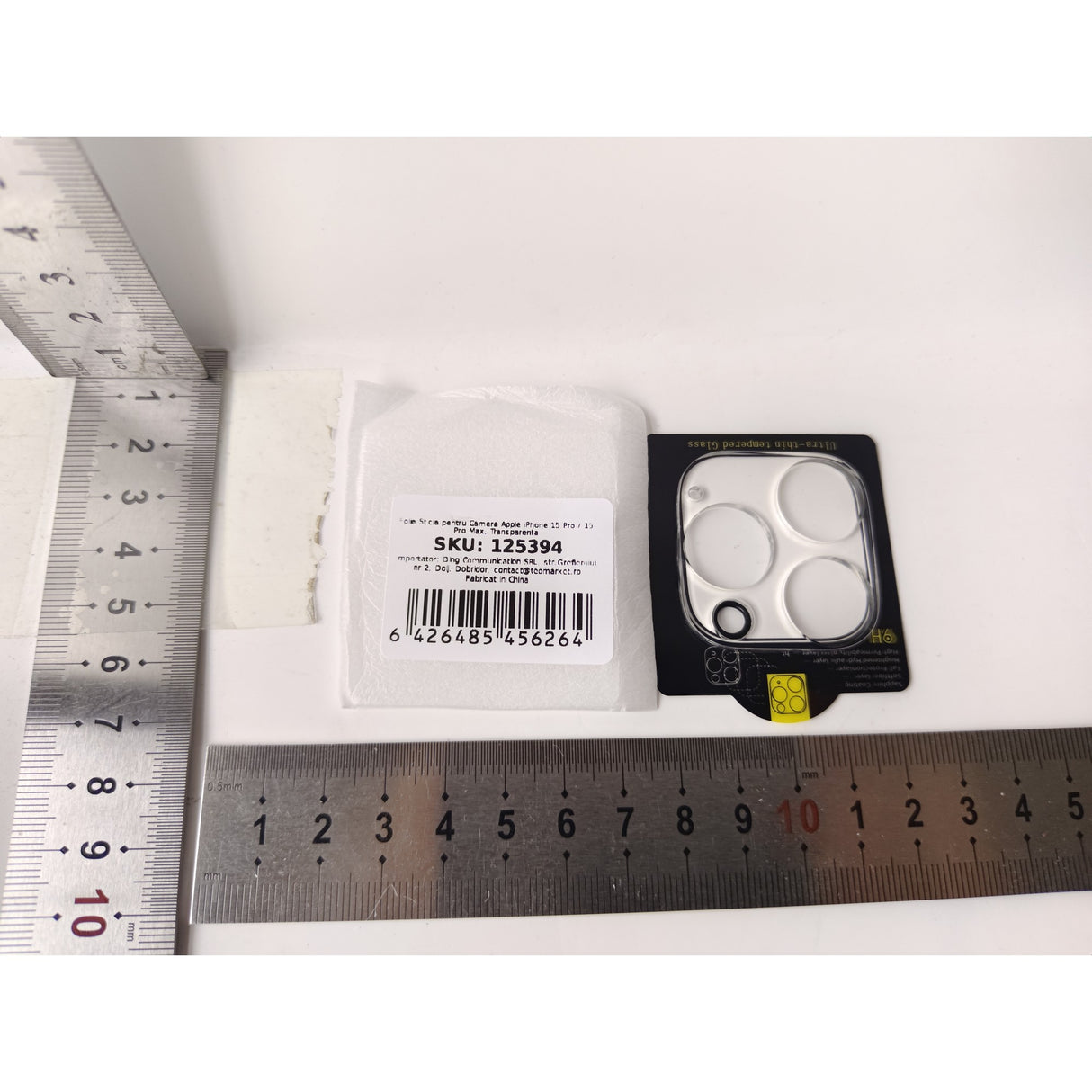 Folie sticlă camera iPhone 15 Pro Max montată pe telefon, imagine lifestyle, protecție completă